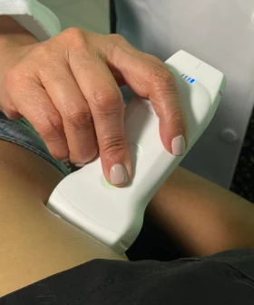 Ecógrafo inalámbrico POCUS de MediExpert realizando un estudio médico