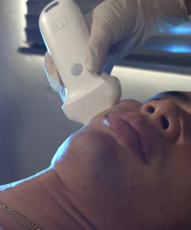 Transductor MediExpert en uso durante la inyección de ácido hialurónico, mostrando cómo la tecnología mejora la exactitud y los resultados